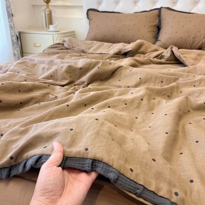 91家纺网 家纺一手货源 找家纺 盼季家纺 2025新款水洗棉大豆花边夏被四件套 皱皱纱花边夏被-咖波点