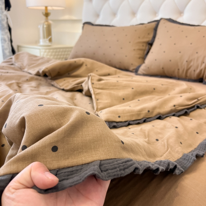 91家纺网 家纺一手货源 找家纺 盼季家纺 2025新款水洗棉大豆花边夏被四件套 皱皱纱花边夏被-咖波点