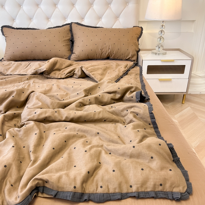 91家纺网 家纺一手货源 找家纺 盼季家纺 2025新款水洗棉大豆花边夏被四件套 皱皱纱花边夏被-咖波点