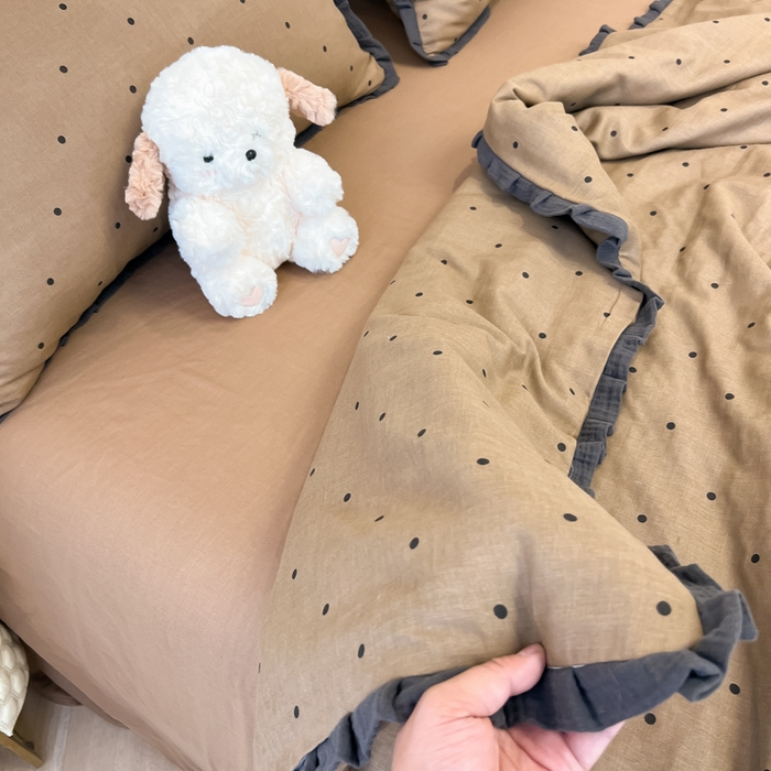 91家纺网 家纺一手货源 找家纺 盼季家纺 2025新款水洗棉大豆花边夏被四件套 皱皱纱花边夏被-咖波点