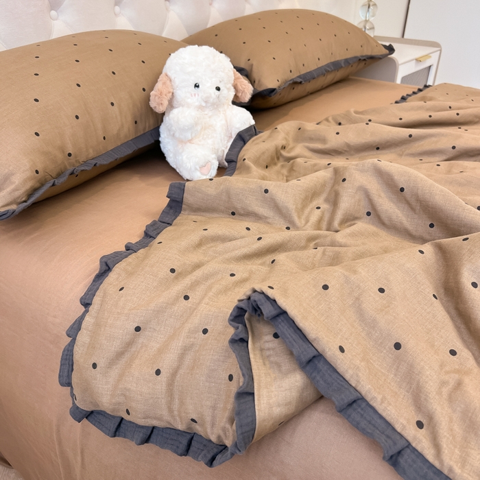 91家纺网 家纺一手货源 找家纺 盼季家纺 2025新款水洗棉大豆花边夏被四件套 皱皱纱花边夏被-咖波点