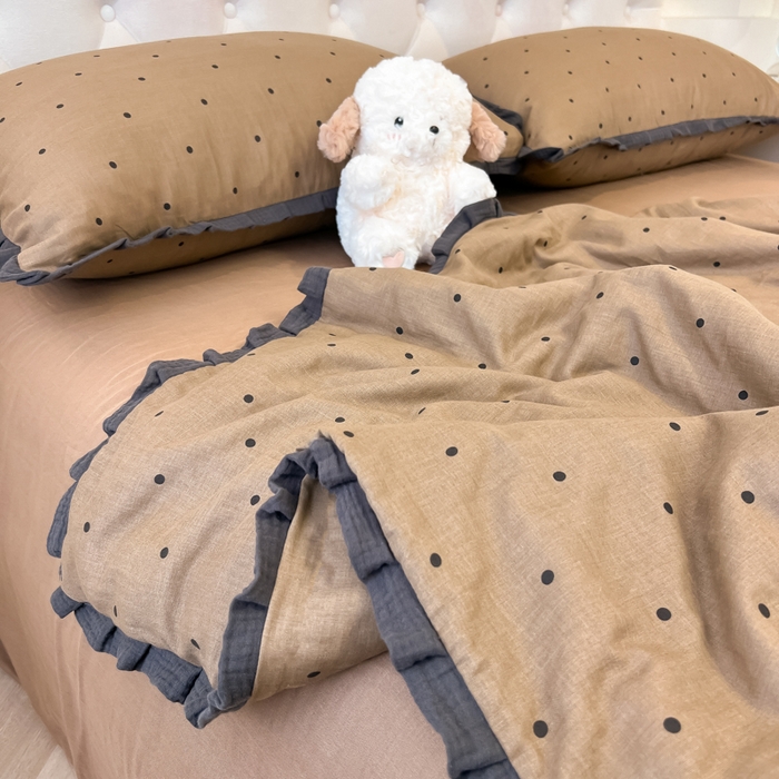 91家纺网 家纺一手货源 找家纺 盼季家纺 2025新款水洗棉大豆花边夏被四件套 皱皱纱花边夏被-咖波点