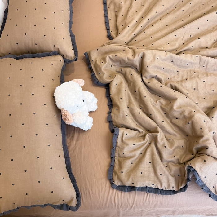 91家纺网 家纺一手货源 找家纺 盼季家纺 2025新款水洗棉大豆花边夏被四件套 皱皱纱花边夏被-咖波点