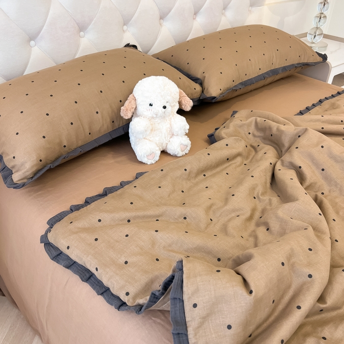 91家纺网 家纺一手货源 找家纺 盼季家纺 2025新款水洗棉大豆花边夏被四件套 皱皱纱花边夏被-咖波点