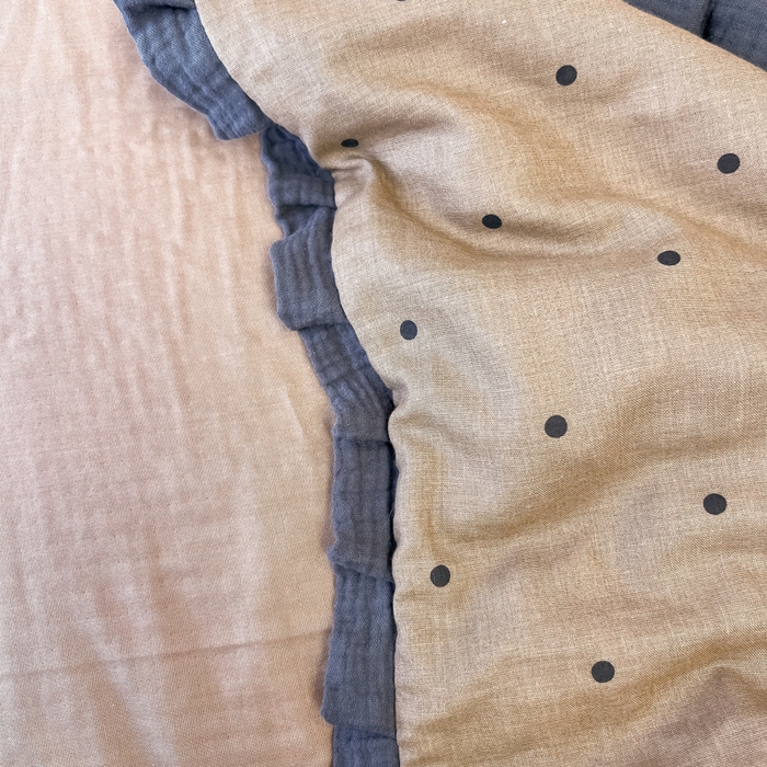 91家纺网 家纺一手货源 找家纺 盼季家纺 2025新款水洗棉大豆花边夏被四件套 皱皱纱花边夏被-咖波点