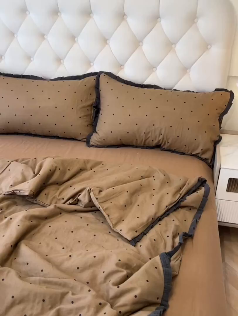 91家纺网 家纺一手货源 找家纺 盼季家纺 2025新款水洗棉大豆花边夏被四件套 皱皱纱花边夏被-咖波点