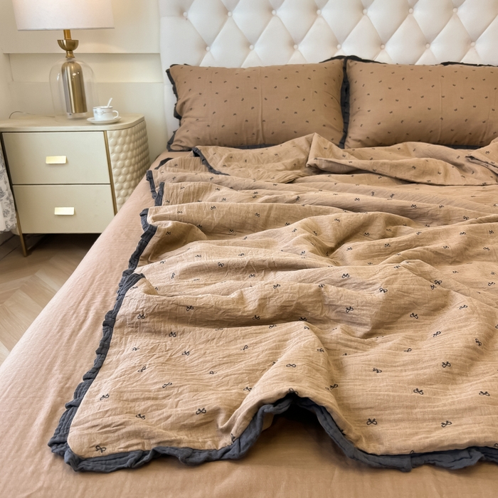 91家纺网 家纺一手货源 找家纺 盼季家纺 2025新款水洗棉大豆花边夏被四件套 皱皱纱花边夏被-咖蝴蝶结