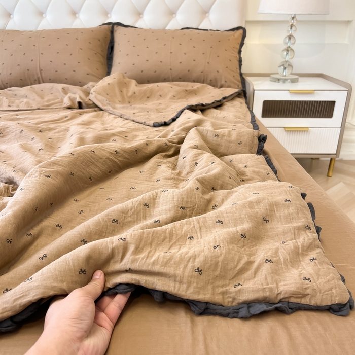 91家纺网 家纺一手货源 找家纺 盼季家纺 2025新款水洗棉大豆花边夏被四件套 皱皱纱花边夏被-咖蝴蝶结