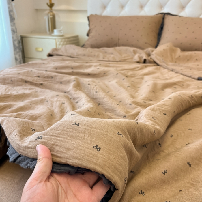 91家纺网 家纺一手货源 找家纺 盼季家纺 2025新款水洗棉大豆花边夏被四件套 皱皱纱花边夏被-咖蝴蝶结