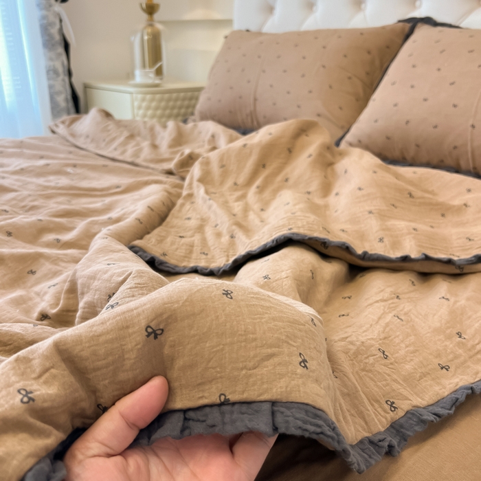 91家纺网 家纺一手货源 找家纺 盼季家纺 2025新款水洗棉大豆花边夏被四件套 皱皱纱花边夏被-咖蝴蝶结