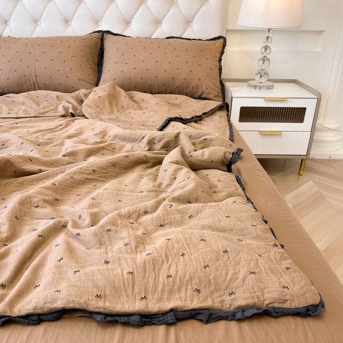 91家纺网 家纺一手货源 找家纺 盼季家纺 2025新款水洗棉大豆花边夏被四件套 皱皱纱花边夏被-咖蝴蝶结