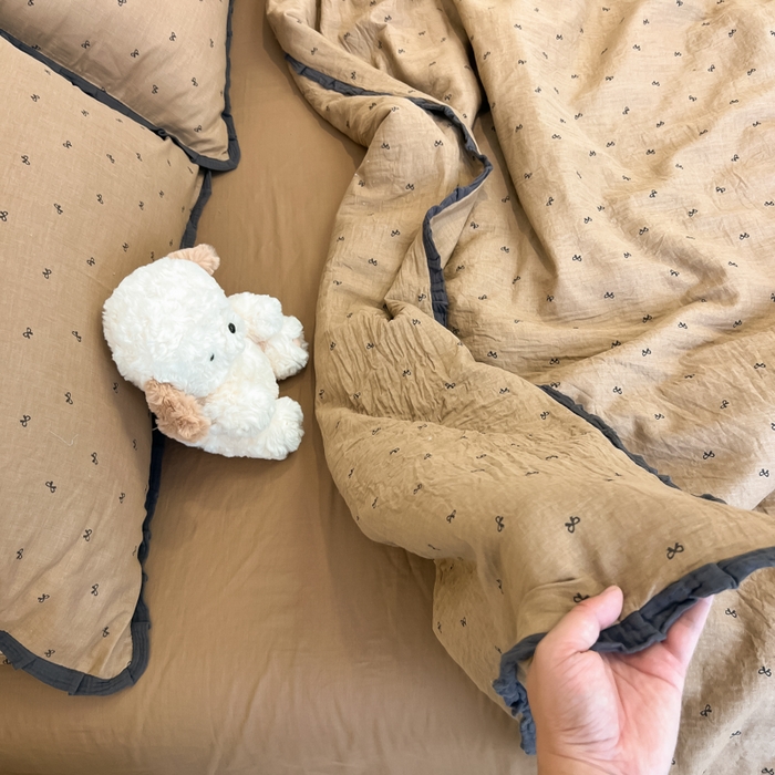 91家纺网 家纺一手货源 找家纺 盼季家纺 2025新款水洗棉大豆花边夏被四件套 皱皱纱花边夏被-咖蝴蝶结