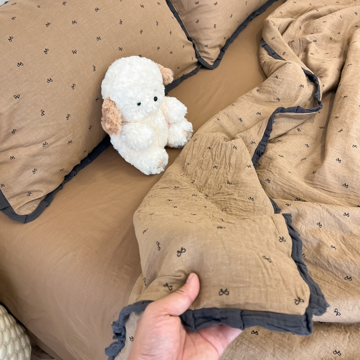 91家纺网 家纺一手货源 找家纺 盼季家纺 2025新款水洗棉大豆花边夏被四件套 皱皱纱花边夏被-咖蝴蝶结