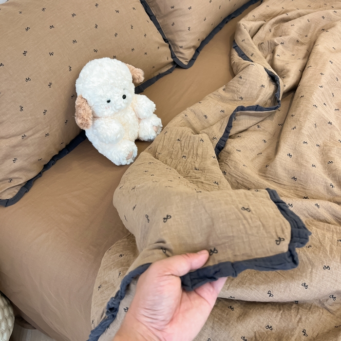 91家纺网 家纺一手货源 找家纺 盼季家纺 2025新款水洗棉大豆花边夏被四件套 皱皱纱花边夏被-咖蝴蝶结