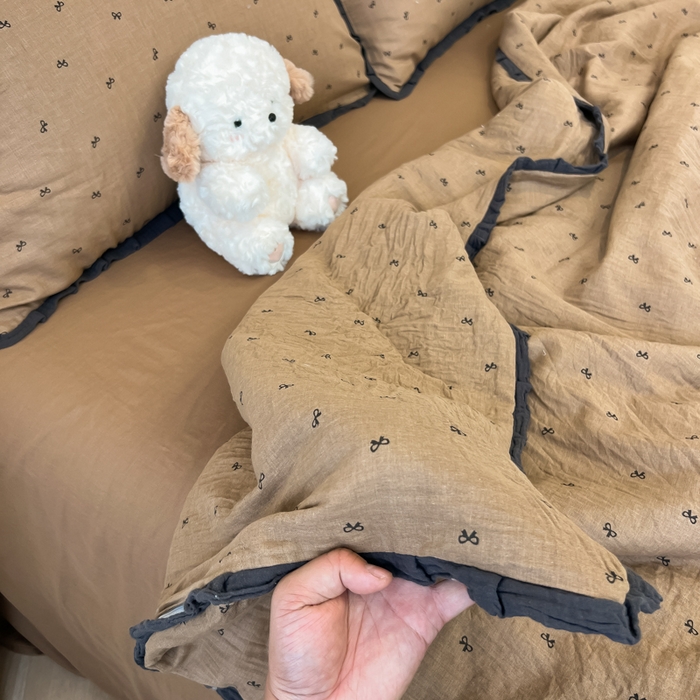 91家纺网 家纺一手货源 找家纺 盼季家纺 2025新款水洗棉大豆花边夏被四件套 皱皱纱花边夏被-咖蝴蝶结