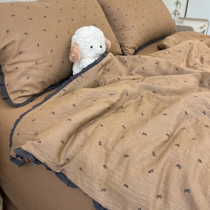 91家纺网 家纺一手货源 找家纺 盼季家纺 2025新款水洗棉大豆花边夏被四件套 皱皱纱花边夏被-咖蝴蝶结