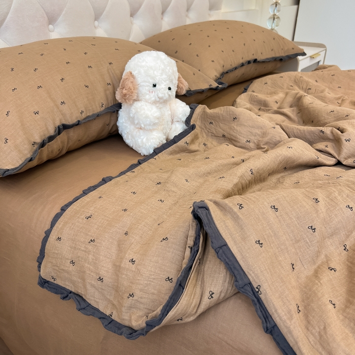 91家纺网 家纺一手货源 找家纺 盼季家纺 2025新款水洗棉大豆花边夏被四件套 皱皱纱花边夏被-咖蝴蝶结