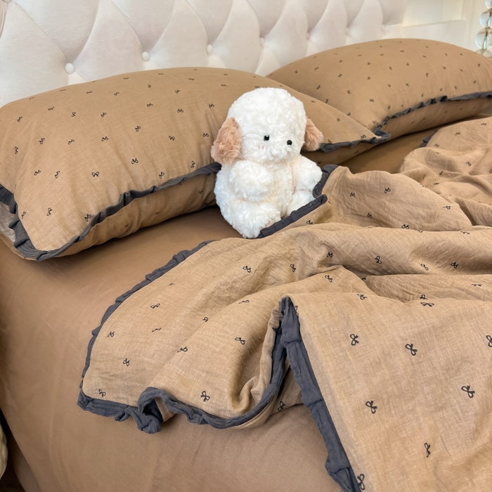 91家纺网 家纺一手货源 找家纺 盼季家纺 2025新款水洗棉大豆花边夏被四件套 皱皱纱花边夏被-咖蝴蝶结