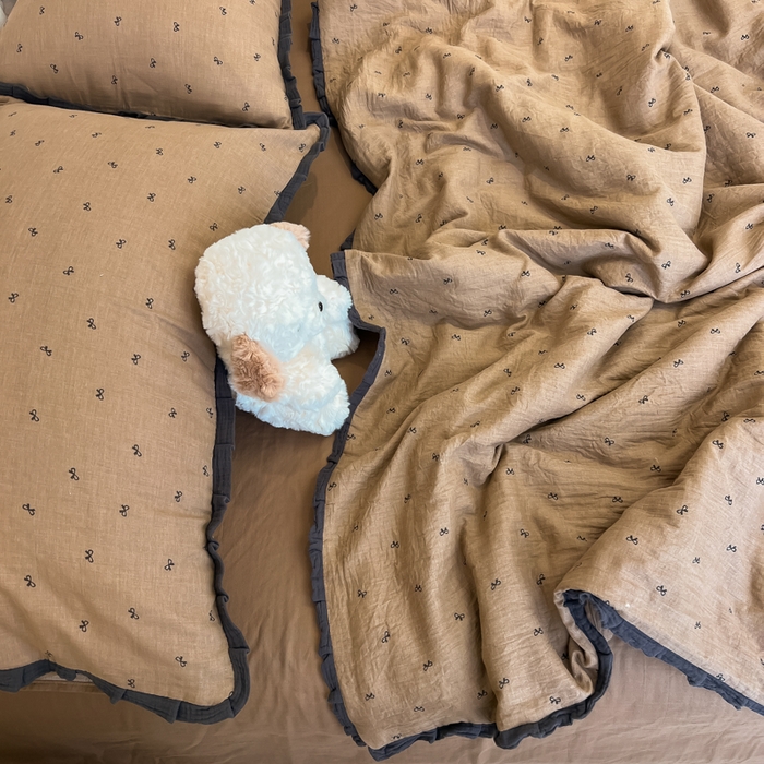 91家纺网 家纺一手货源 找家纺 盼季家纺 2025新款水洗棉大豆花边夏被四件套 皱皱纱花边夏被-咖蝴蝶结