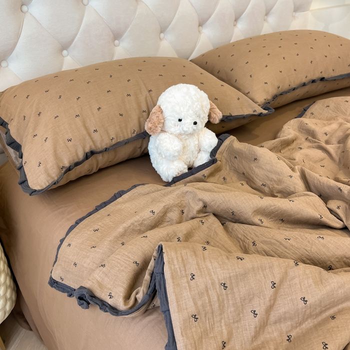 91家纺网 家纺一手货源 找家纺 盼季家纺 2025新款水洗棉大豆花边夏被四件套 皱皱纱花边夏被-咖蝴蝶结