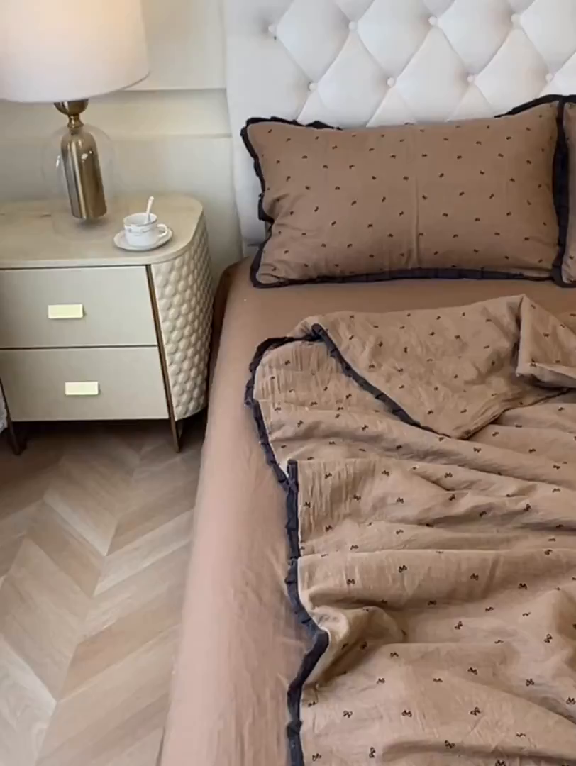 91家纺网 家纺一手货源 找家纺 盼季家纺 2025新款水洗棉大豆花边夏被四件套 皱皱纱花边夏被-咖蝴蝶结