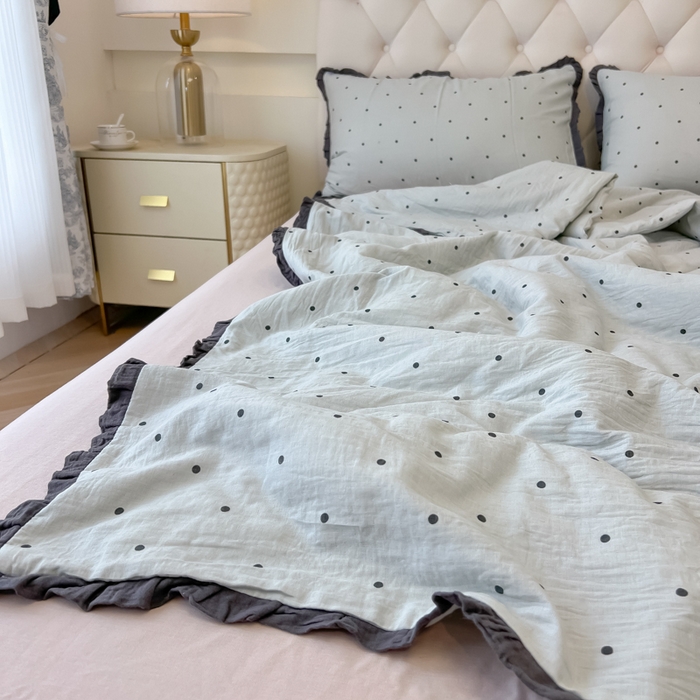 91家纺网 家纺一手货源 找家纺 盼季家纺 2025新款水洗棉大豆花边夏被四件套 皱皱纱花边夏被-蓝波点