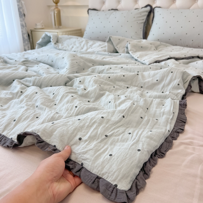 91家纺网 家纺一手货源 找家纺 盼季家纺 2025新款水洗棉大豆花边夏被四件套 皱皱纱花边夏被-蓝波点