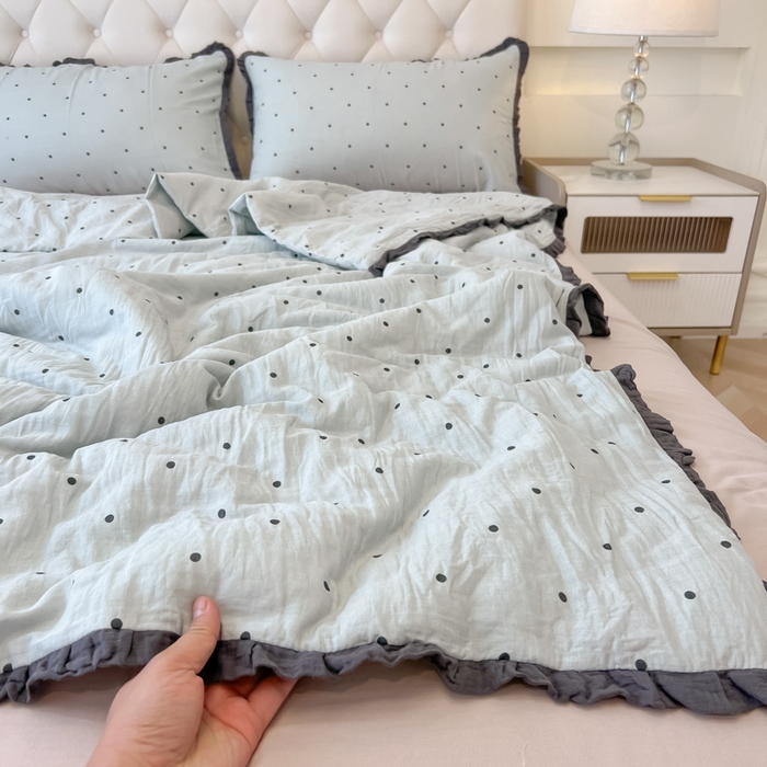 91家纺网 家纺一手货源 找家纺 盼季家纺 2025新款水洗棉大豆花边夏被四件套 皱皱纱花边夏被-蓝波点