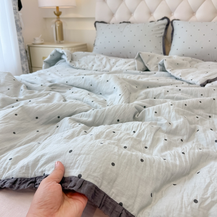 91家纺网 家纺一手货源 找家纺 盼季家纺 2025新款水洗棉大豆花边夏被四件套 皱皱纱花边夏被-蓝波点
