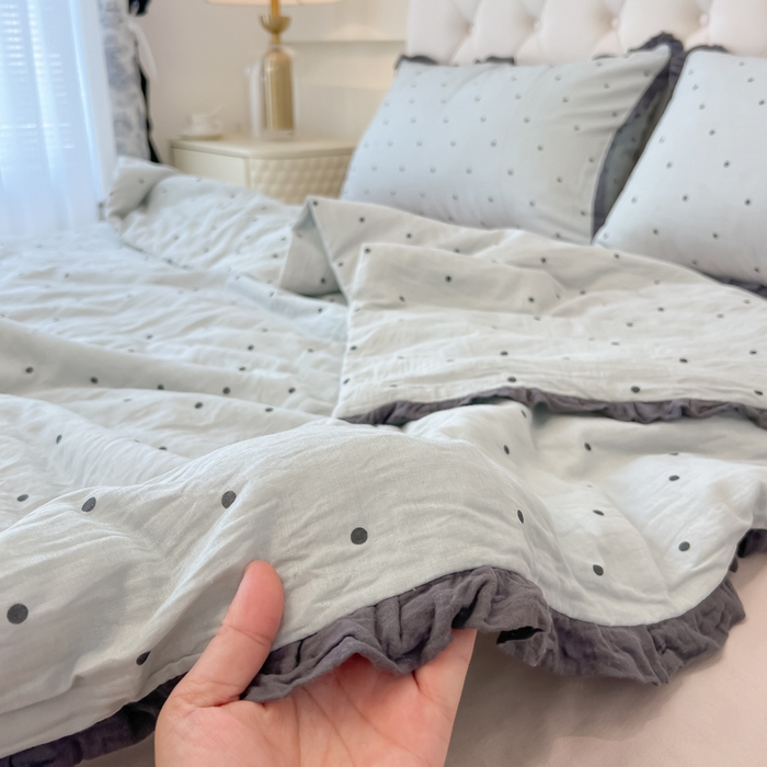 91家纺网 家纺一手货源 找家纺 盼季家纺 2025新款水洗棉大豆花边夏被四件套 皱皱纱花边夏被-蓝波点