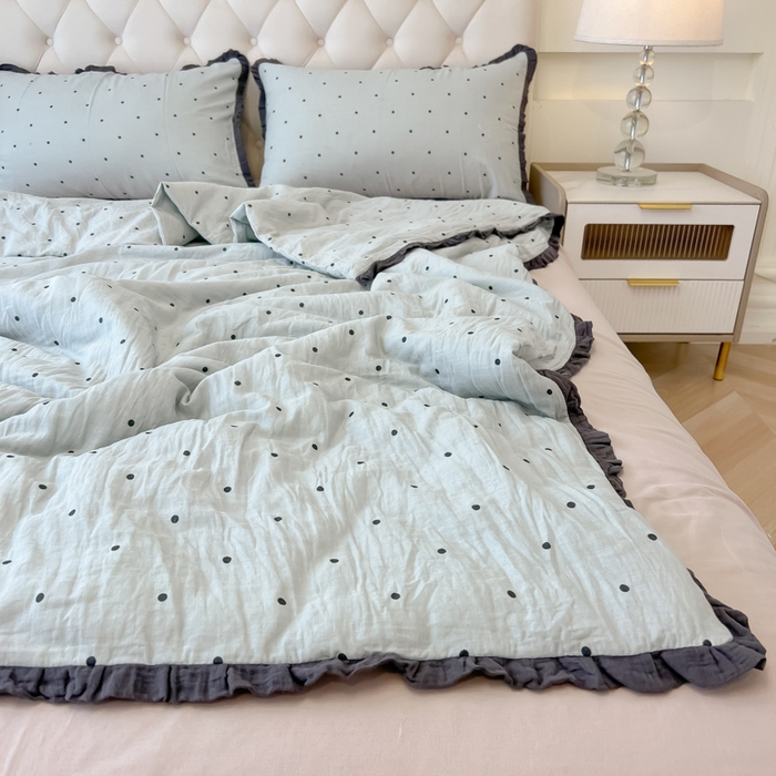 91家纺网 家纺一手货源 找家纺 盼季家纺 2025新款水洗棉大豆花边夏被四件套 皱皱纱花边夏被-蓝波点