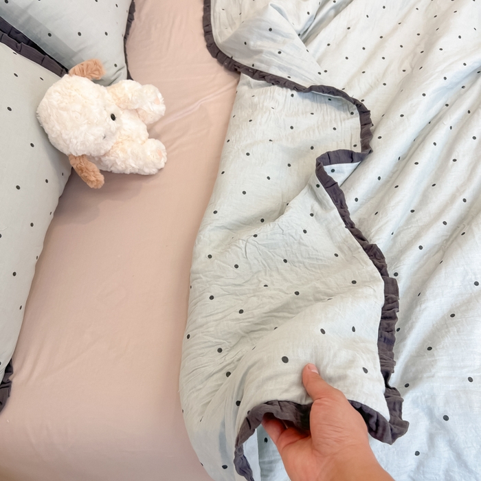 91家纺网 家纺一手货源 找家纺 盼季家纺 2025新款水洗棉大豆花边夏被四件套 皱皱纱花边夏被-蓝波点