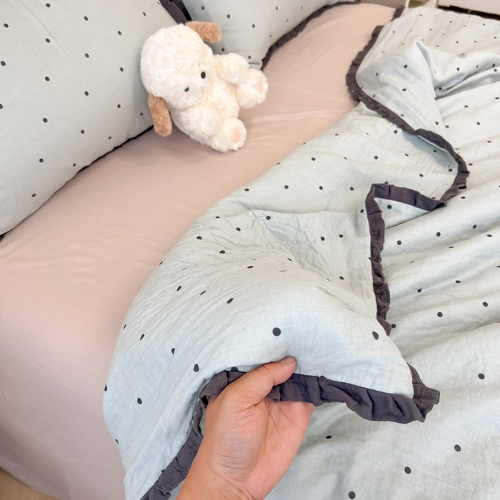 91家纺网 家纺一手货源 找家纺 盼季家纺 2025新款水洗棉大豆花边夏被四件套 皱皱纱花边夏被-蓝波点