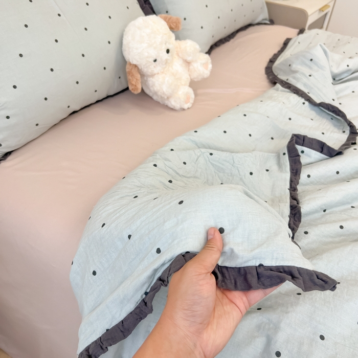 91家纺网 家纺一手货源 找家纺 盼季家纺 2025新款水洗棉大豆花边夏被四件套 皱皱纱花边夏被-蓝波点