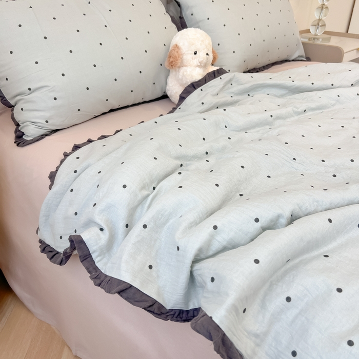 91家纺网 家纺一手货源 找家纺 盼季家纺 2025新款水洗棉大豆花边夏被四件套 皱皱纱花边夏被-蓝波点