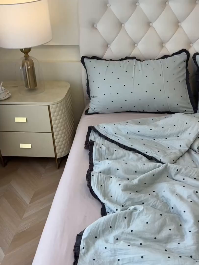 91家纺网 家纺一手货源 找家纺 盼季家纺 2025新款水洗棉大豆花边夏被四件套 皱皱纱花边夏被-蓝波点