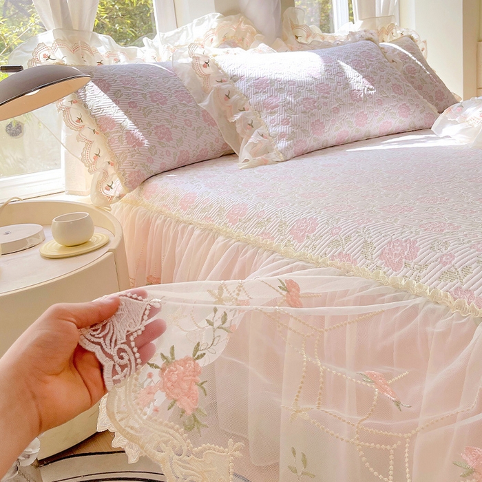 91家纺网 家纺一手货源 找家纺 罗艺轩 2025新款PE中分子凉感软凉席席子床裙款 德拉庄园-少女粉