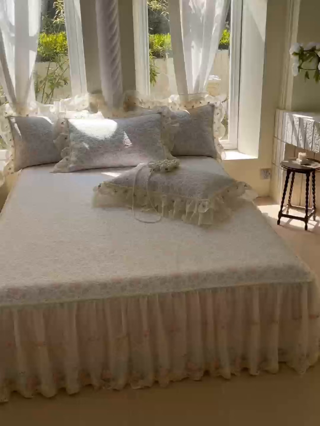 91家纺网 家纺一手货源 找家纺 罗艺轩 2025新款PE中分子凉感软凉席席子床裙款 德拉庄园-少女粉