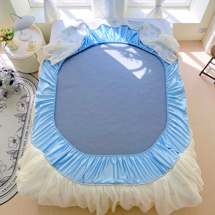 91家纺网 家纺一手货源 找家纺 罗艺轩 2025新款PE中分子凉感软凉席席子床裙款 德拉庄园-天空蓝