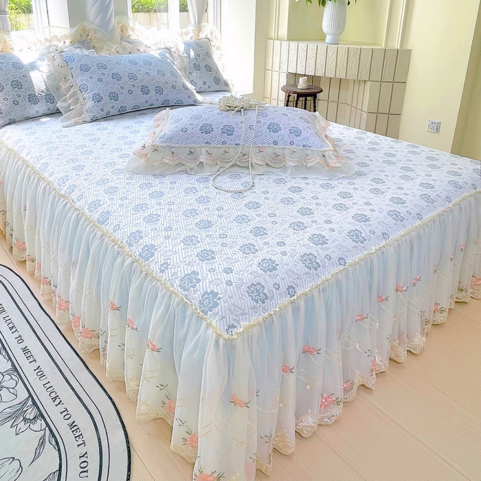 91家纺网 家纺一手货源 找家纺 罗艺轩 2025新款PE中分子凉感软凉席席子床裙款 德拉庄园-天空蓝