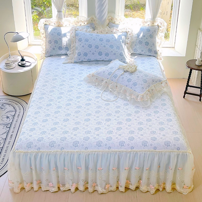 91家纺网 家纺一手货源 找家纺 罗艺轩 2025新款PE中分子凉感软凉席席子床裙款 德拉庄园-天空蓝