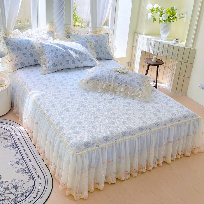 91家纺网 家纺一手货源 找家纺 罗艺轩 2025新款PE中分子凉感软凉席席子床裙款 德拉庄园-天空蓝