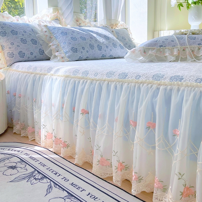 91家纺网 家纺一手货源 找家纺 罗艺轩 2025新款PE中分子凉感软凉席席子床裙款 德拉庄园-天空蓝