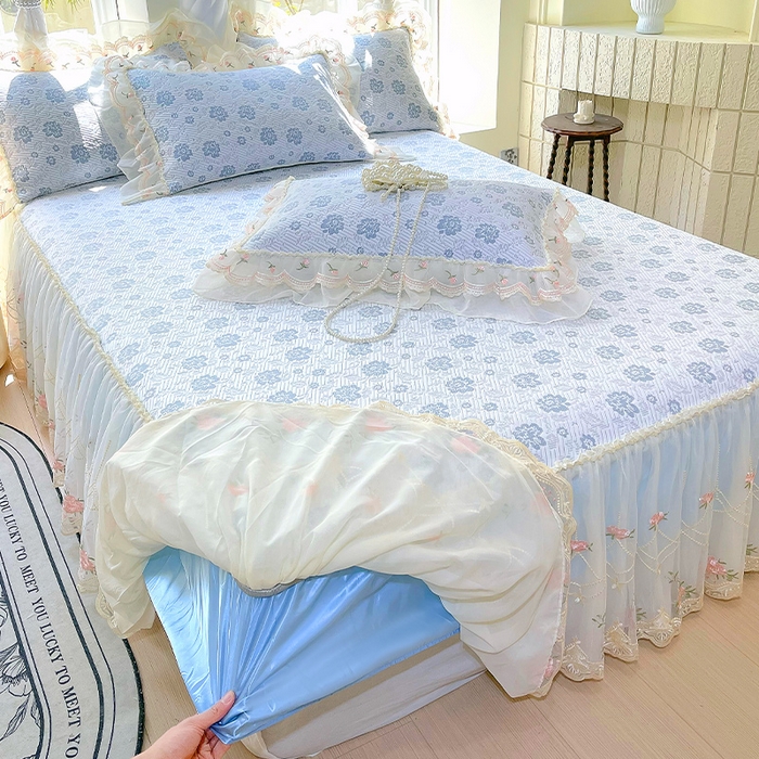 91家纺网 家纺一手货源 找家纺 罗艺轩 2025新款PE中分子凉感软凉席席子床裙款 德拉庄园-天空蓝