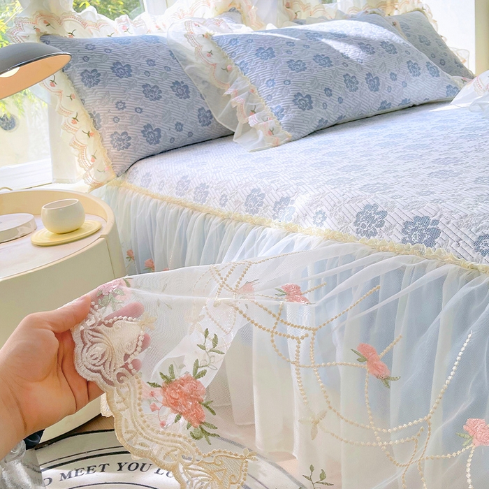 91家纺网 家纺一手货源 找家纺 罗艺轩 2025新款PE中分子凉感软凉席席子床裙款 德拉庄园-天空蓝