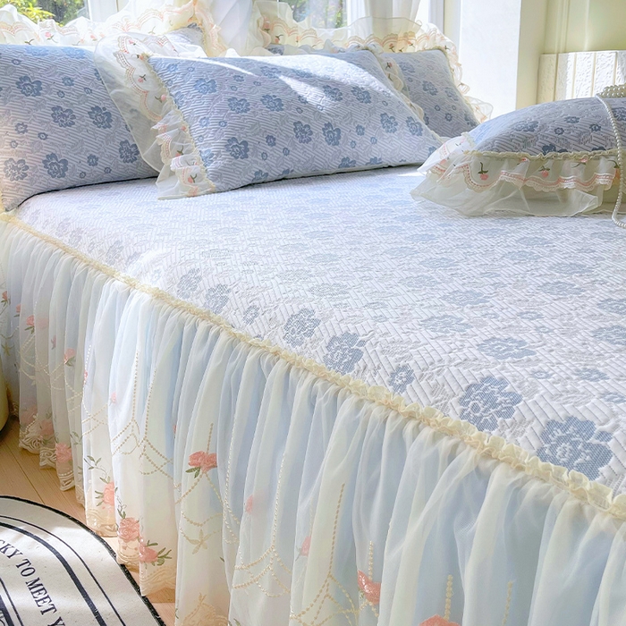 91家纺网 家纺一手货源 找家纺 罗艺轩 2025新款PE中分子凉感软凉席席子床裙款 德拉庄园-天空蓝