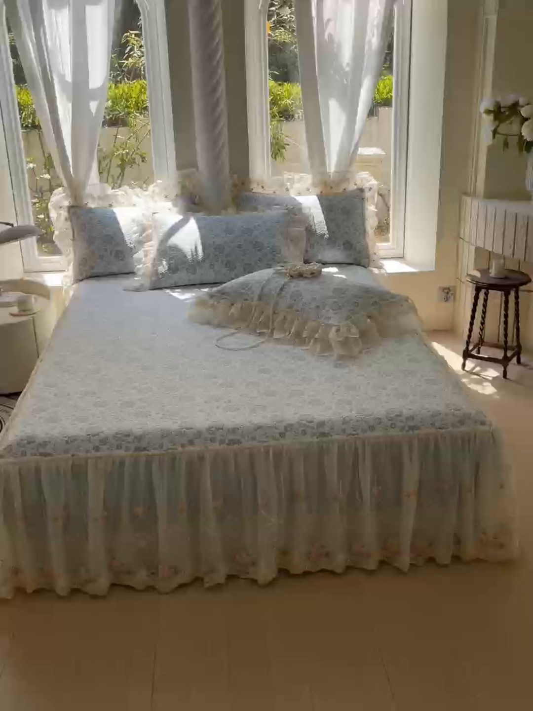 91家纺网 家纺一手货源 找家纺 罗艺轩 2025新款PE中分子凉感软凉席席子床裙款 德拉庄园-天空蓝