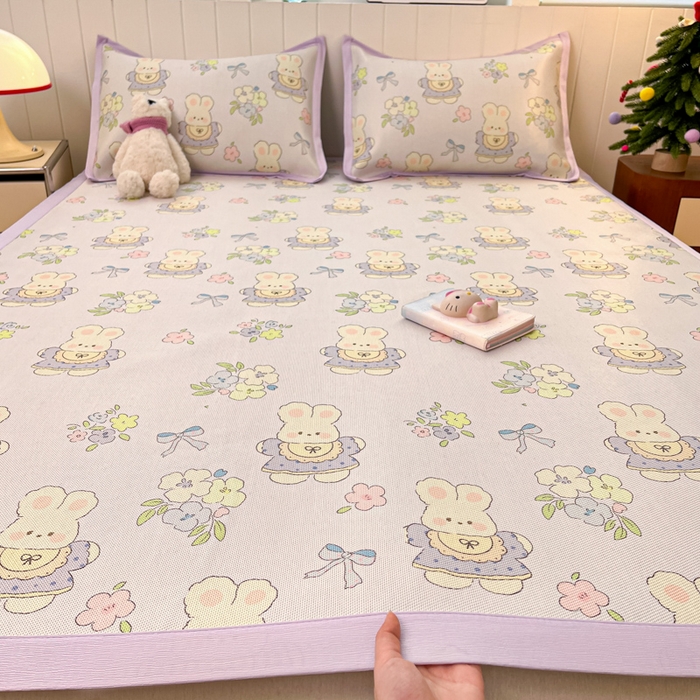 91家纺网 家纺一手货源 找家纺 （总）安哆啦家纺 2025新款A类小清新卡通高品质冰藤印花凉席床笠床席款