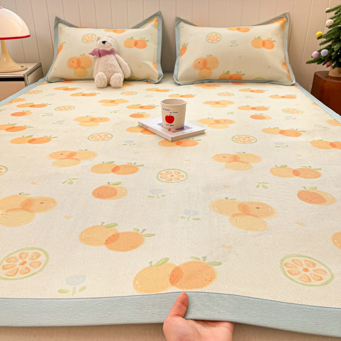 91家纺网 家纺一手货源 找家纺 安哆啦家纺 2025新款A类小清新卡通高品质冰藤印花凉席床笠床席款 冰藤席-小橘子【平铺款】