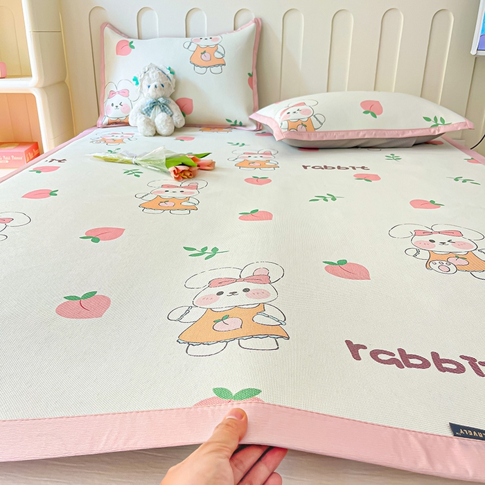 91家纺网 家纺一手货源 找家纺 （总）安哆啦家纺 2025新款A类小清新卡通高品质冰藤印花凉席床笠床席款